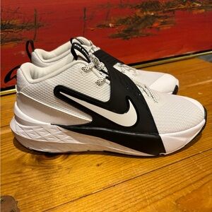 Nike Boys (youth) basketball sneakers